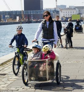 Koninklijke familie op de fiets in Kopenhagen